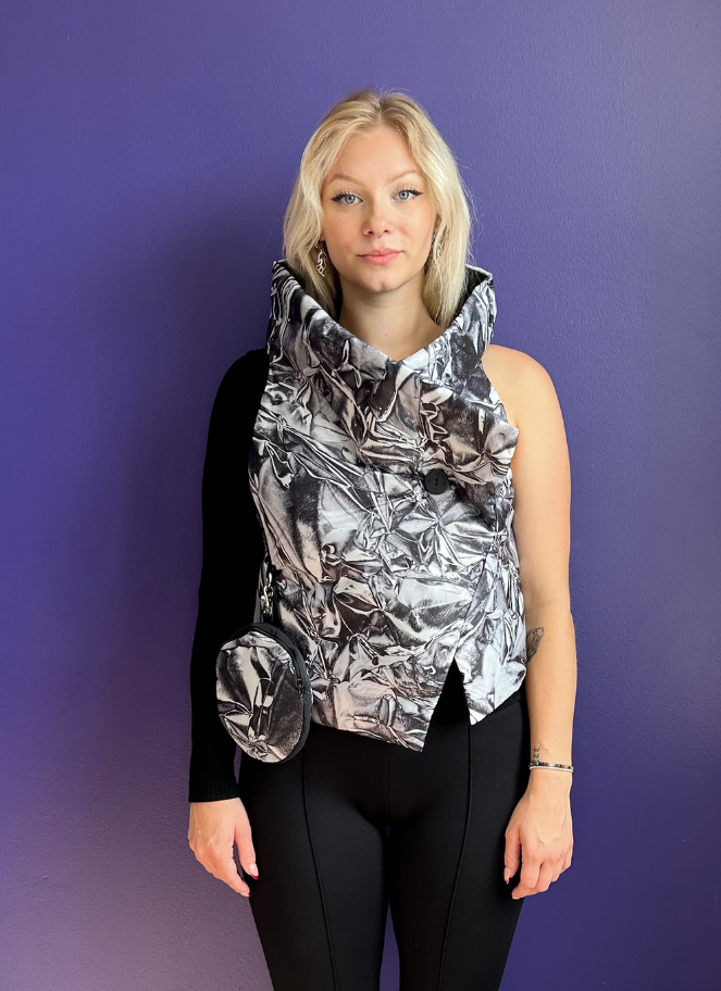 Black and white printed vest by Xenia