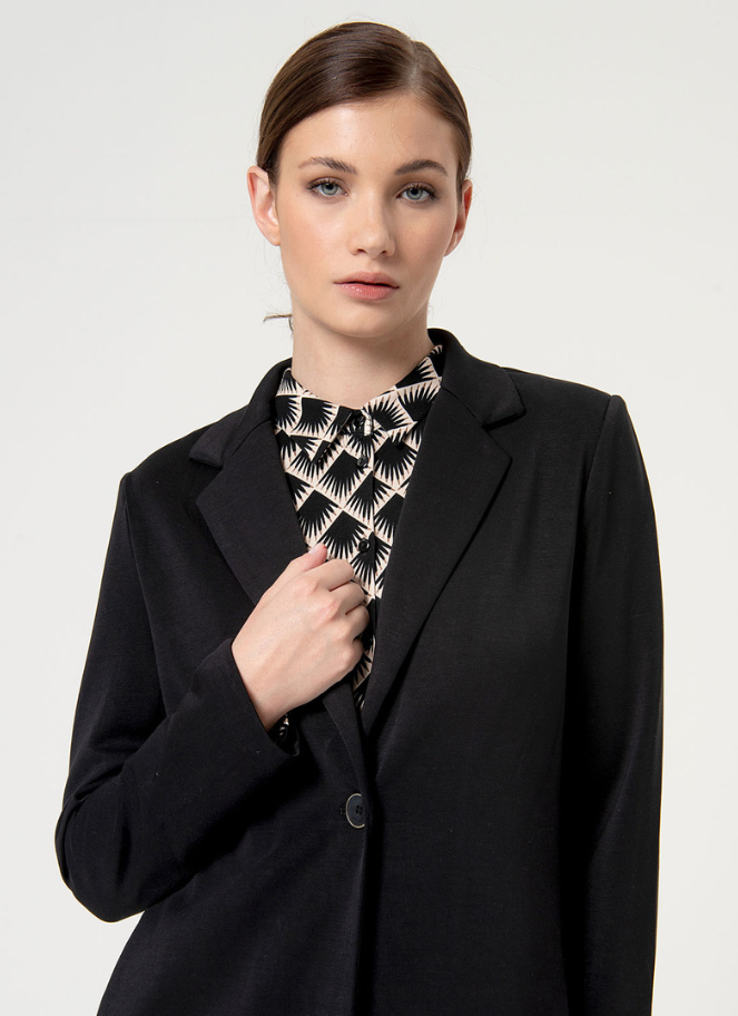 Surkana long black blazer